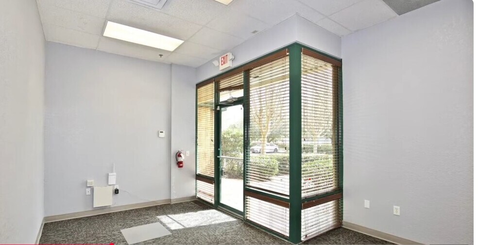 More Photos Of 6881 Kingspointe Pky, Orlando Flex For Lease