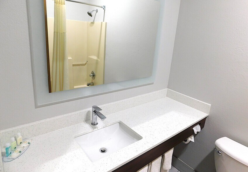 More Photos Of 1823 W Reynolds St, Pontiac Hotel For Sale