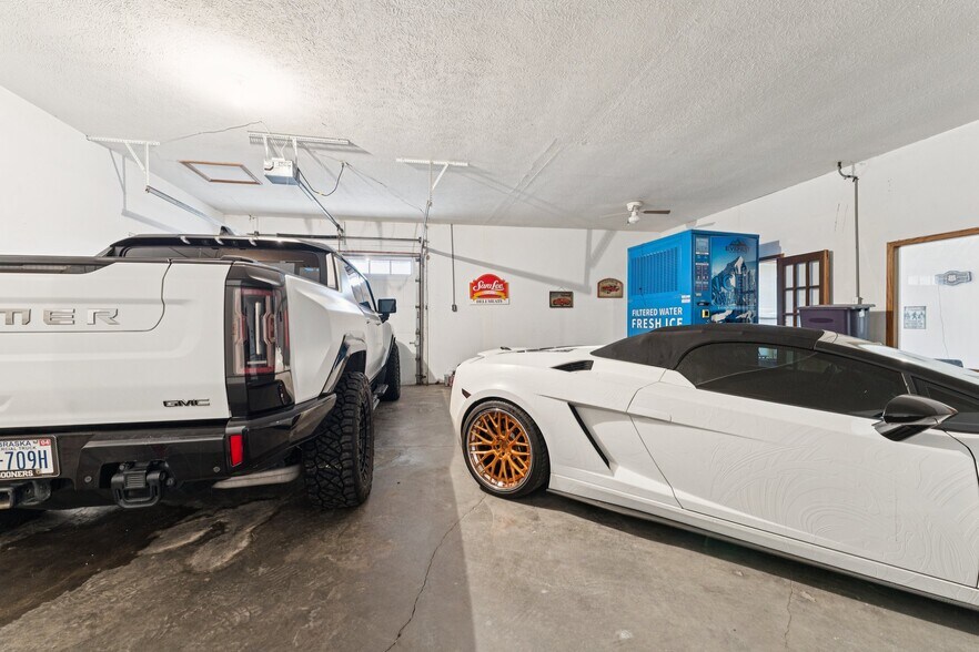 More Photos Of 630 W Elkhorn St, Arlington Freestanding For Sale