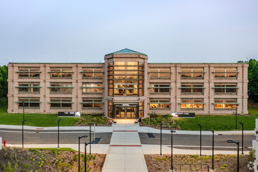 More Photos Of 2000 Center Dr, Hoffman Estates Office For Lease