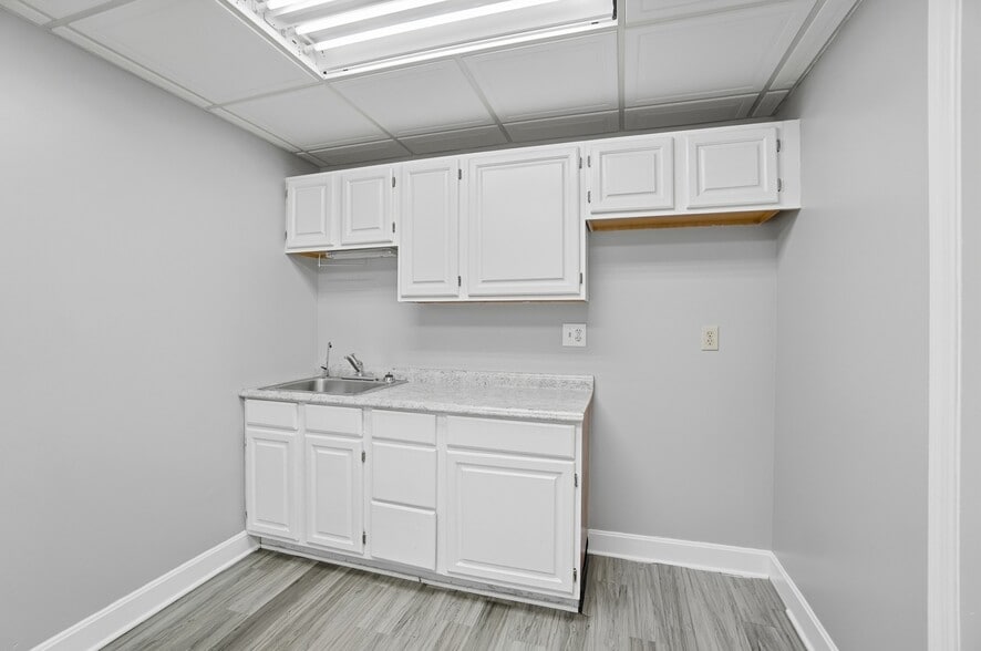 More Photos Of 4753-4759 Cornell Rd, Blue Ash Medical For Sale