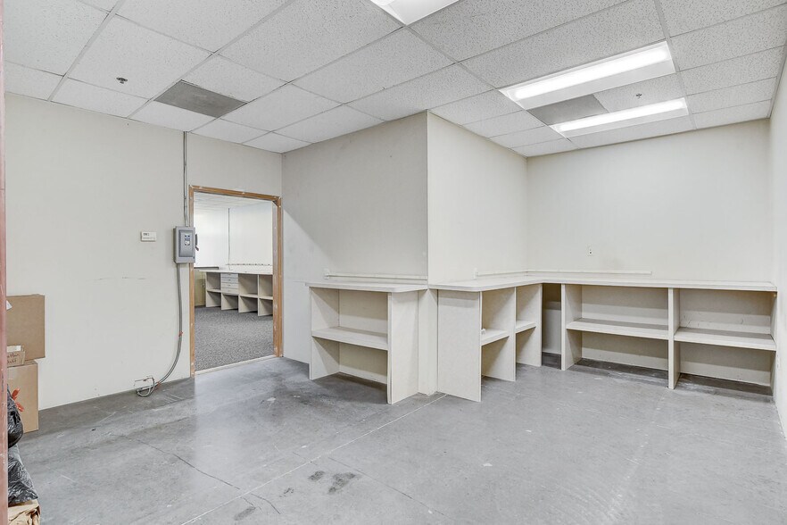 More Photos Of 200 Sunpac Ave, Henderson Warehouse For Sale