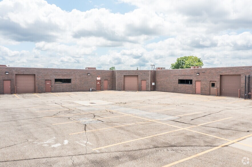 More Photos Of 4102 114th St, Urbandale Flex For Lease