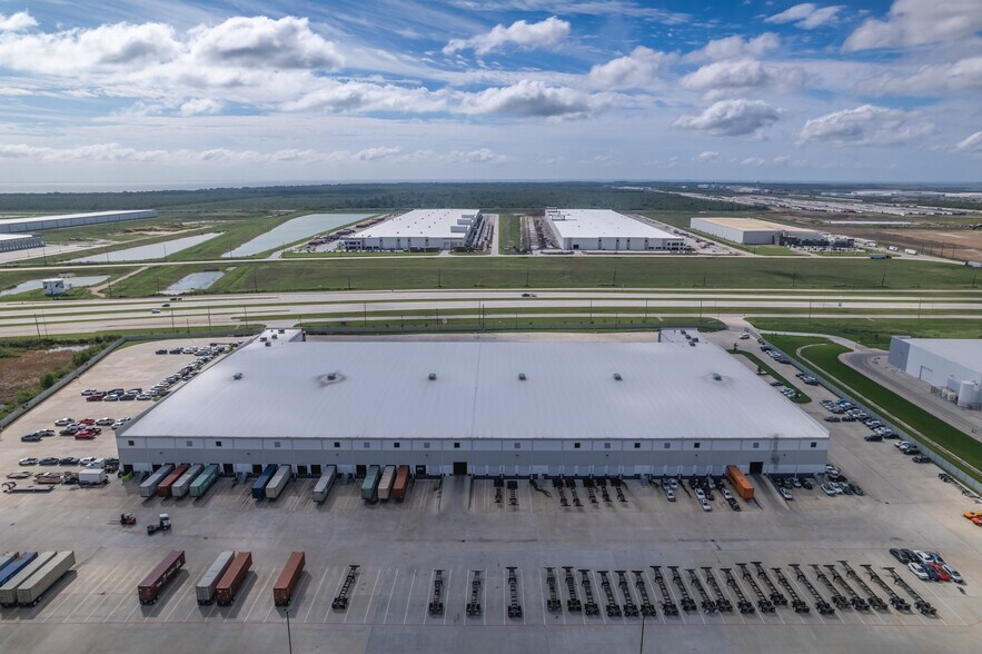 More Photos Of 6101 Grand Pky S, Baytown Distribution For Lease