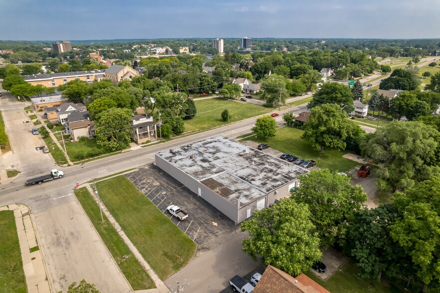 More Photos Of 415 N 3rd St, Rockford Light Distribution For Sale