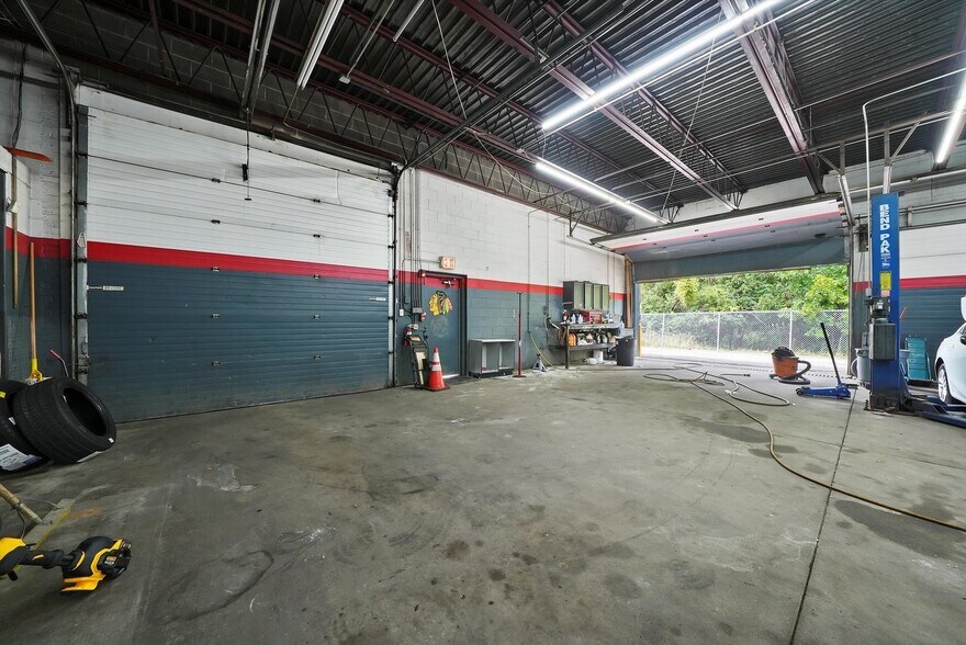 More Photos Of 2920 W 159th St, Markham Freestanding For Sale