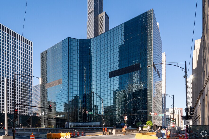 More Photos Of 300 S Riverside Plz, Chicago Office For Lease