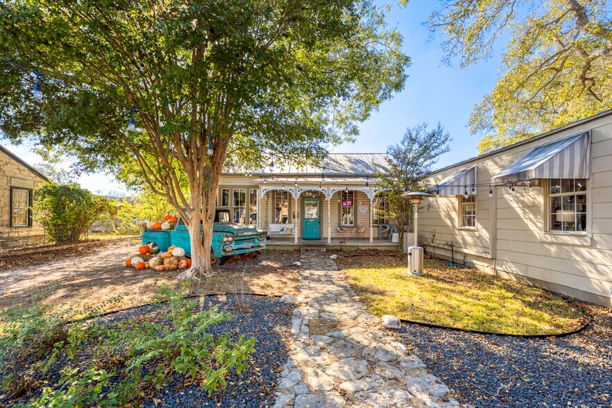 More Photos Of 322 S Main St, Boerne General Retail For Sale