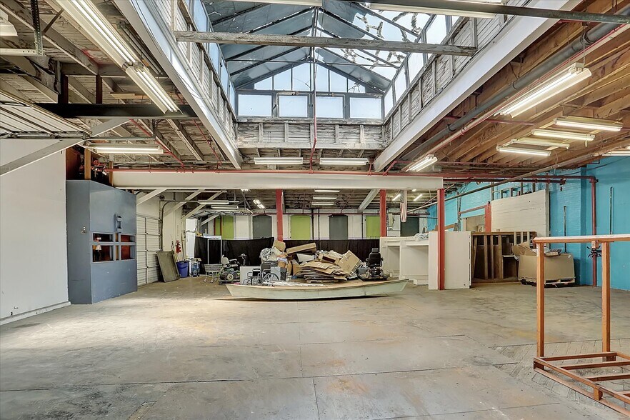 More Photos Of 701 E Hay St, York Warehouse For Lease