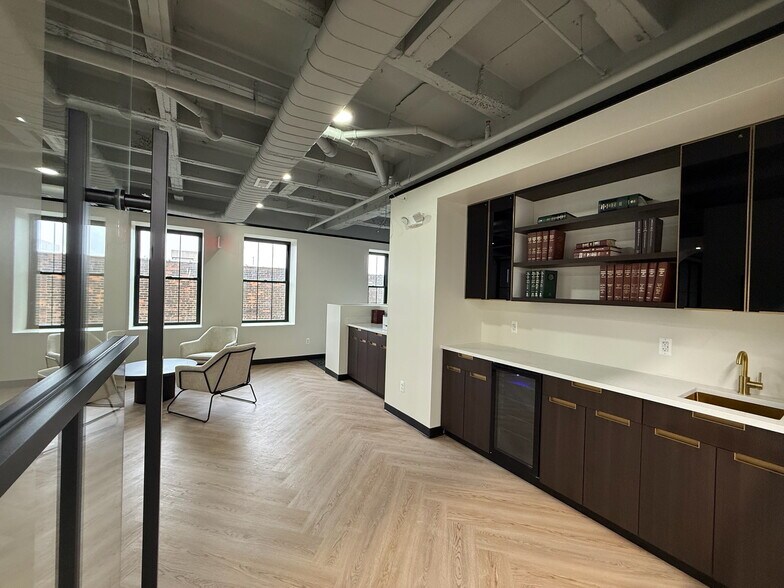More Photos Of 28 N Saginaw St, Pontiac Office For Lease