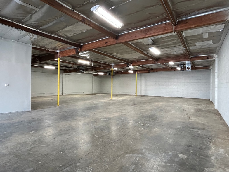 More Photos Of 16140 Leadwell St, Van Nuys Warehouse For Lease