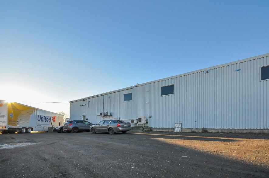 More Photos Of 1065 Av des Perron, Laval Warehouse For Lease