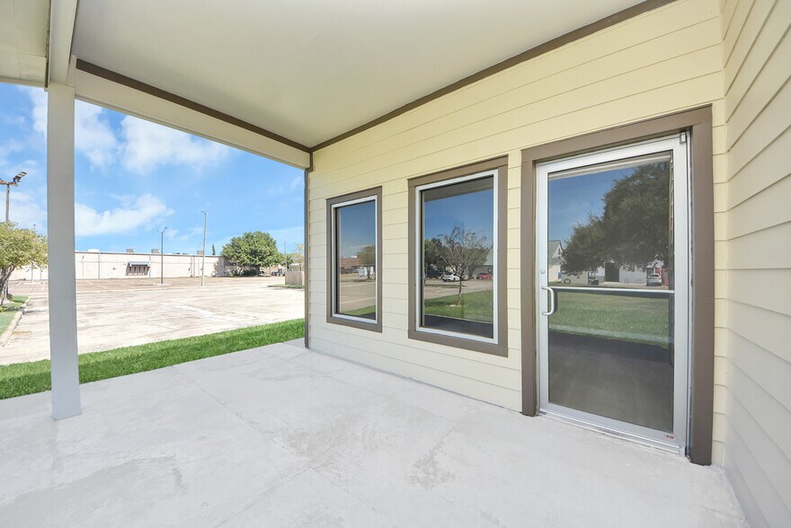 More Photos Of 1563 Live Oak St, Webster Office For Sale