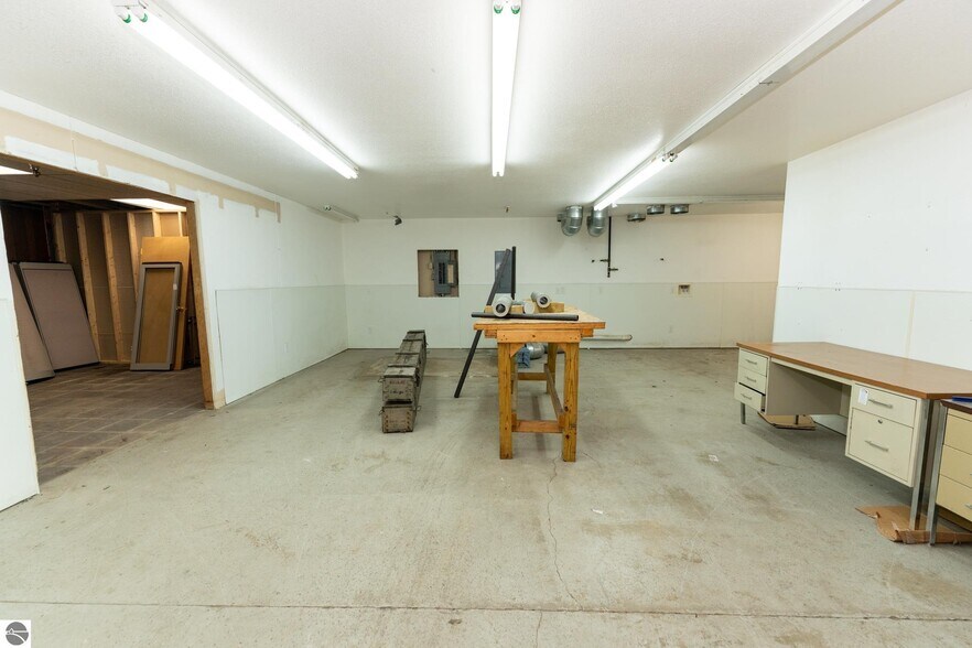 More Photos Of 910 Industrial Dr, Mount Pleasant Warehouse For Sale