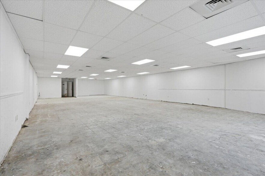 More Photos Of 8373 Kingston Pike, Knoxville Freestanding For Lease