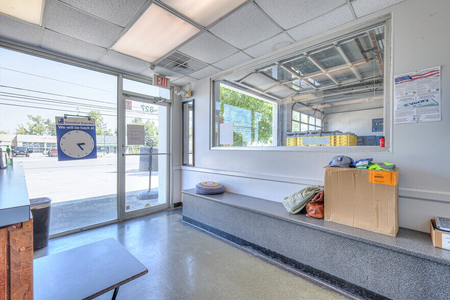 More Photos Of 327 W Main St, Hendersonville Freestanding For Sale