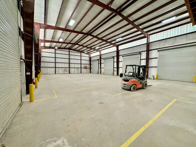 More Photos Of 4844 CR 430, Pleasanton Warehouse For Lease