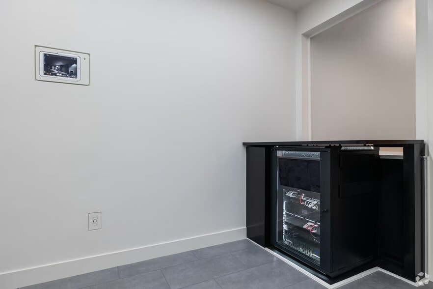 More Photos Of 1217 S Railroad Ave, San Mateo Showroom For Sale
