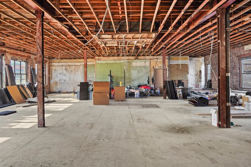 More Photos Of 67-05-67-09 Fresh Pond Rd, Ridgewood Bank For Lease