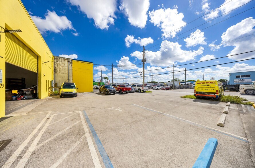 More Photos Of 8125 NW 93rd St, Miami Warehouse For Sale