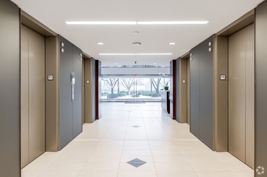 More Photos Of 3100 McKinnon St, Dallas Office For Lease