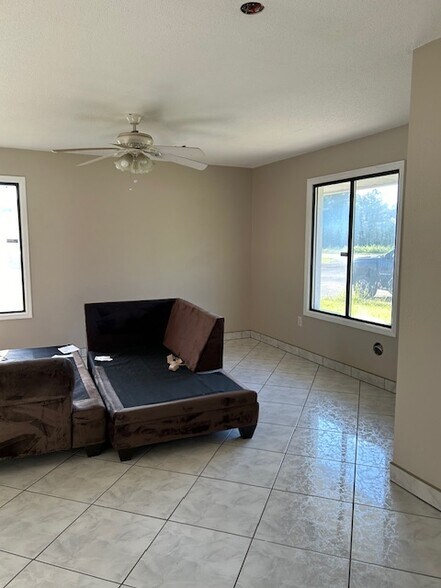 More Photos Of 24133 W SR-40, Astor Flex For Lease