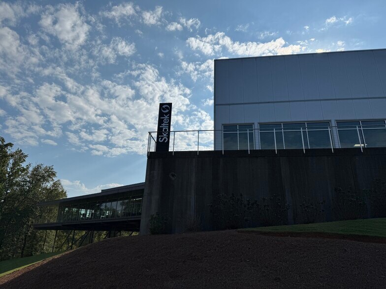 More Photos Of 5510 Ecopark Dr, Alpharetta Manufacturing For Sale