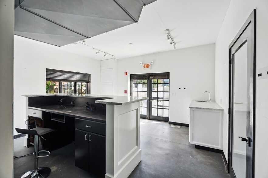 More Photos Of 3 Railroad Ave, East Hampton Storefront Retail Office For Lease