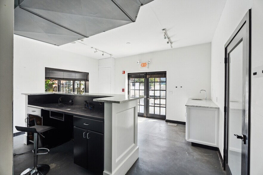 More Photos Of 9 Railroad Ave, East Hampton Convenience Store For Lease