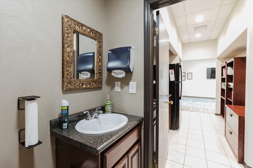 More Photos Of 611 Druid Rd E, Clearwater Office For Sale