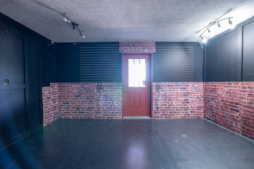 More Photos Of 641 Highland Ave, Vine Grove Freestanding For Sale