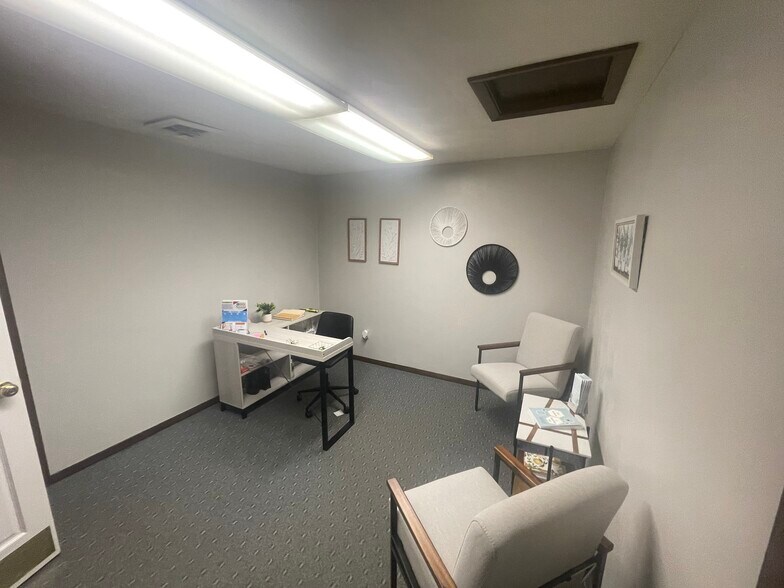 More Photos Of 630 S Green Bay Rd, Neenah Office For Sale