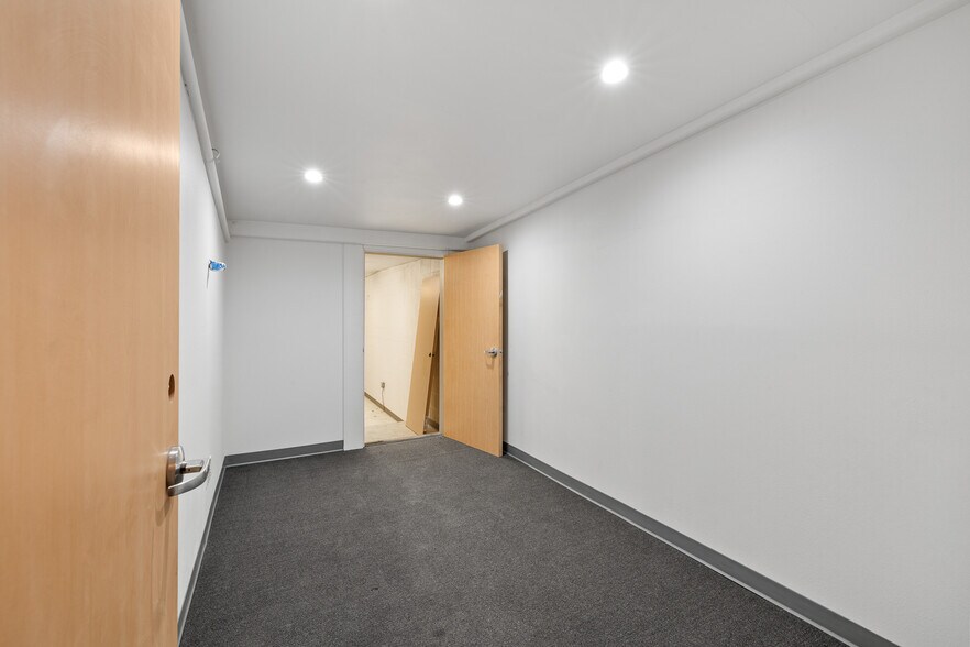 More Photos Of 18536 Oxnard St, Tarzana Warehouse For Sale