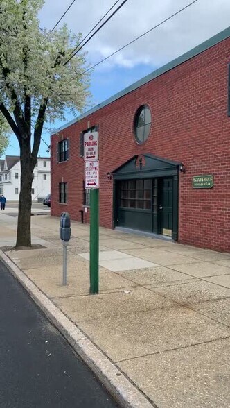 Primary Photo Of 220 Mineola Blvd, Mineola Office For Lease