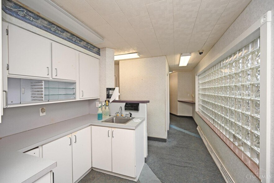 More Photos Of 910 Barry Ln, Cincinnati Medical For Lease