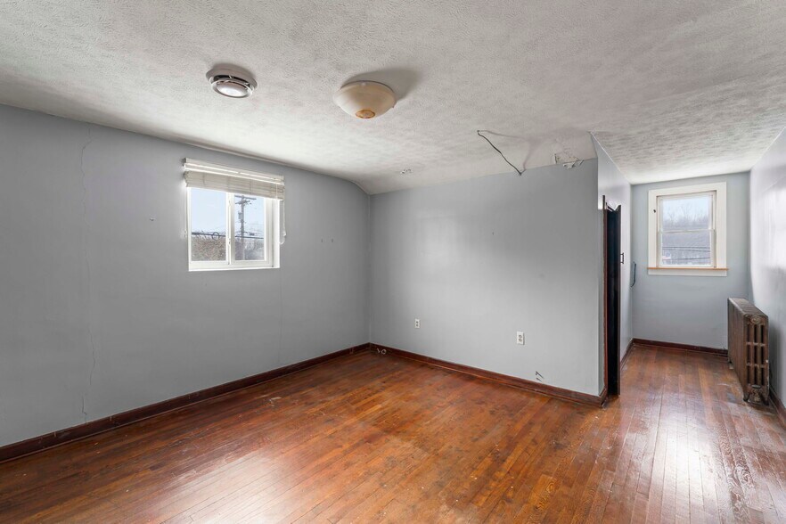 More Photos Of 105 Holbert Stretch, Dilliner Bar For Sale