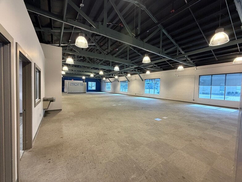 More Photos Of 330 Avenue B SW, Winter Haven Flex For Lease