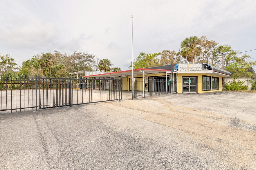 More Photos Of 82 N Yonge St, Ormond Beach General Retail For Sale