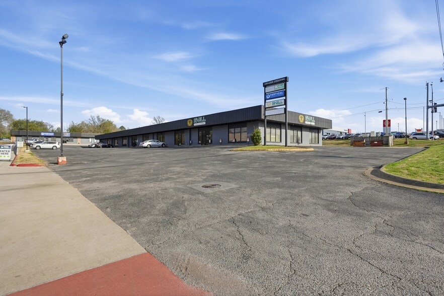 More Photos Of 3416-3422 N College Ave, Fayetteville Unknown For Lease