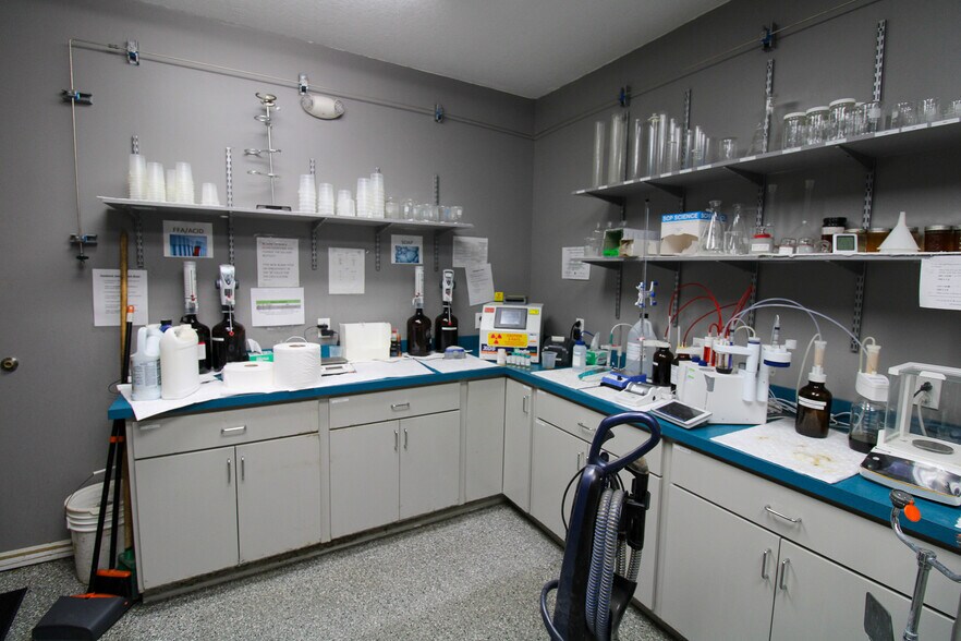 More Photos Of 5640 44th Ave S, Clinton Office For Sale