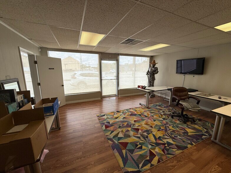 More Photos Of 3112 Plumwood St, Fort Worth Office For Sale