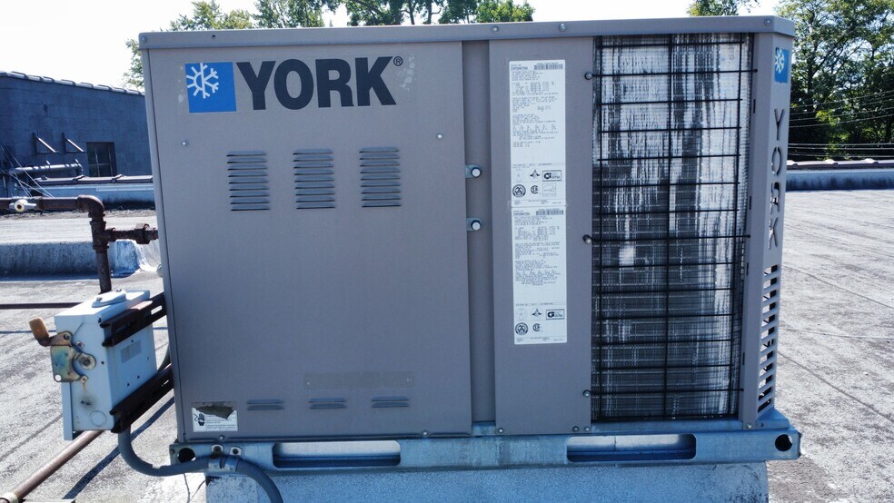 More Photos Of 1121 River St, Lansing Distribution For Lease