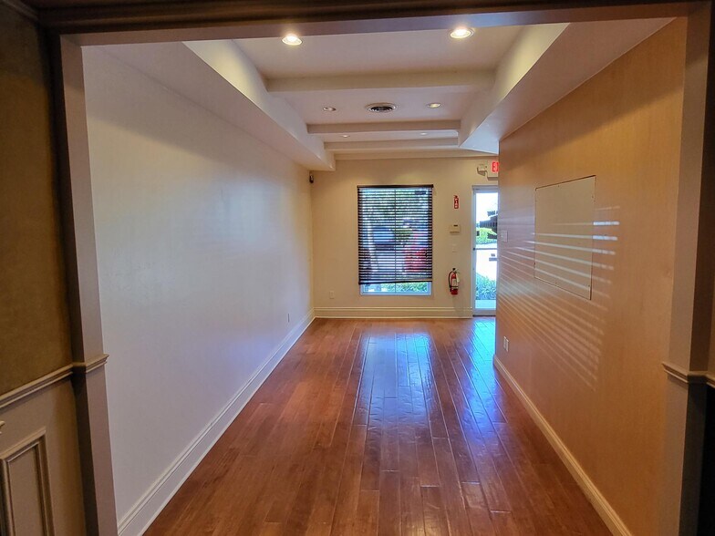 More Photos Of 1076 Business Ln, Naples Showroom For Sale