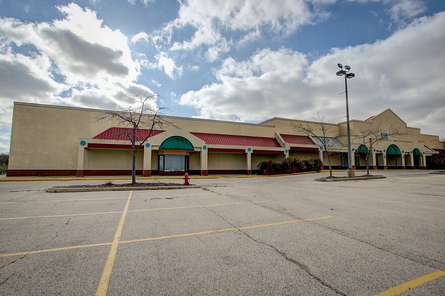 More Photos Of 8615-8665 W Brown Deer Rd, Milwaukee General Retail For Lease