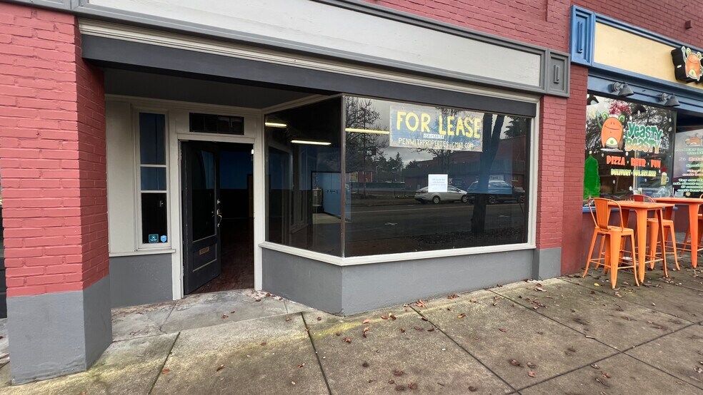 More Photos Of 155-167 Main St W, Monmouth Storefront For Lease