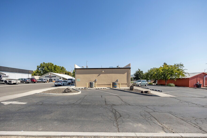 More Photos Of 515 9th St, Benton City Drugstore For Lease