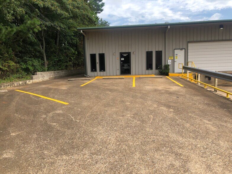 More Photos Of 2107 Broussard St, Tyler Warehouse For Lease
