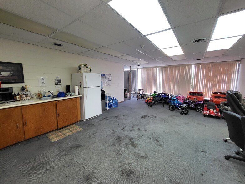 More Photos Of 516 Adele Ave, Joplin Distribution For Sale