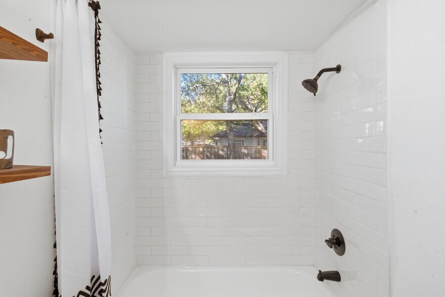 More Photos Of 112 W Akard St, Weatherford Flex For Sale