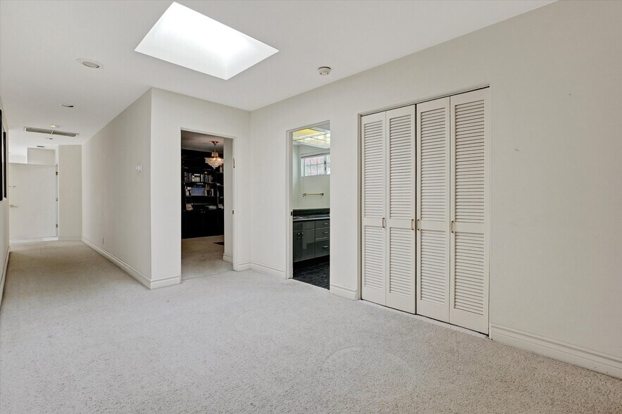 More Photos Of 4623 Hayvenhurst Ave, Encino Apartments For Sale